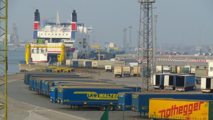 Von der Schiene aufs Schiff: Vor 25 Jahren schlug die Geburtsstunde für den intermodalen Verkehr im Im Rostocker Überseehafen.