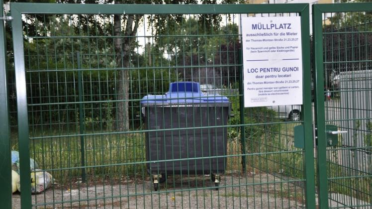 Die  Müllstellplätze der GWG sind eingezäunt, damit für die benachbarten Mieter der Genossenschaft nicht mehr zugänglich. Pappe und Papier hatten sie vorher immer hier entsorgt.