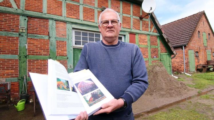 Seit 1991 ist Werner Nienaber Ortsvorsteher in Neuenlande, seit 40 Jahren lebt er mit seiner Familie im Geburtshaus seiner Frau. Durch den absackenden Moorboden muss der alte Kuhstall hinter ihm nun abgerissen werden.