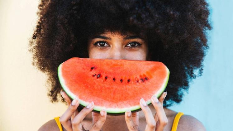 Wassermelone sind eine willkommene Erfrischung im Sommer, aber sollte man auch die Kerne mitessen?