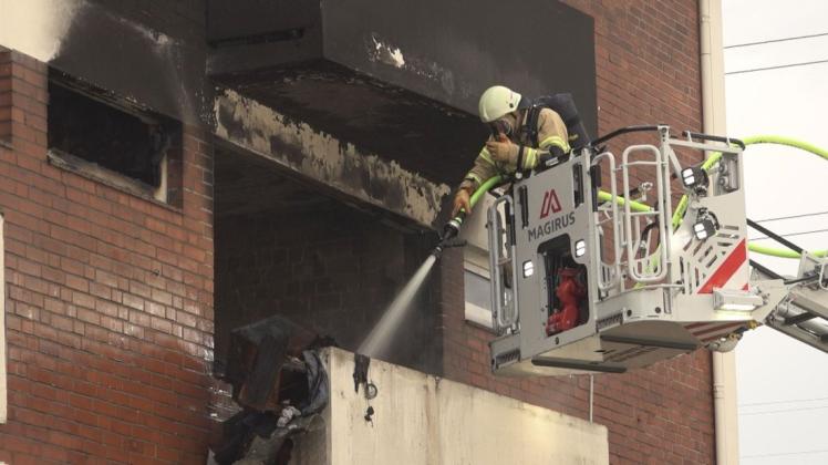 Eine Wohnung in einem Bremer Mehrfamilienhaus ist am Dienstag durch ein Feuer schwer beschädigt worden.