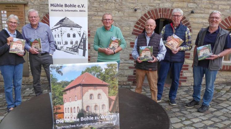 Autorentreffen an der Mühle Bohle: Renate und Werner Schwentker, Bernd Kunz, Dieter Zehm, Wolfgang Johanniemann und Wilhelm Schröer (von links).