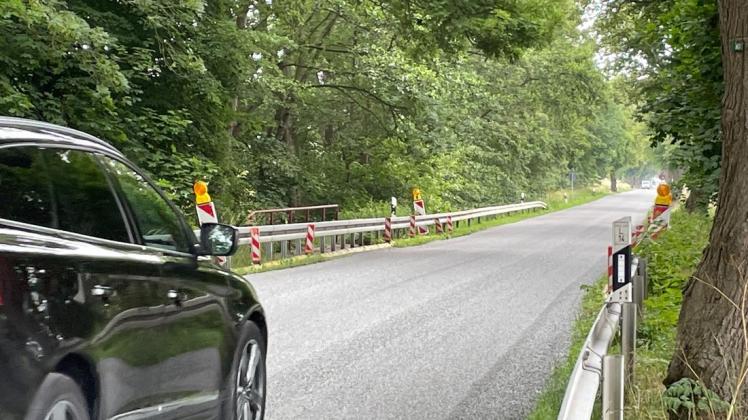 Gegenwärtig ist in diesem Bereich der Straße zwischen Steinhagen in Richtung Bützow Gegenverkehr möglich. Doch das bleibt nicht so. Gegenwärtig ist in diesem Bereich der Straße zwischen Steinhagen in Richtung Bützow Gegenverkehr möglich. Doch das bleibt nicht so.