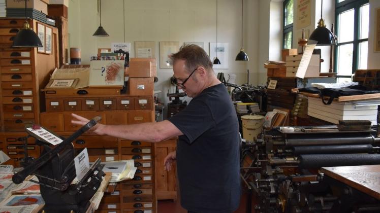Hans-Hilmar Koch führt bei der Genuss-Tour des Vereins Güstrow Tourismus durch das Erste Buchdruck-Museum MV in Krakow am See.