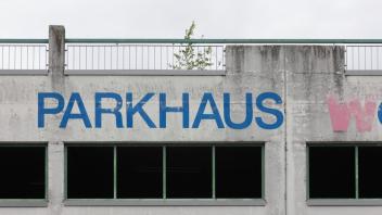 Vor dem Abriss: Das Parkhaus Wöhrl wurde jetzt zum wohl einmaligen Veranstaltungsraum: Hier informierten die Stadtverwaltung und die Lindhorst-Gruppe über die Pläne für die künftigen Johannishöfe.