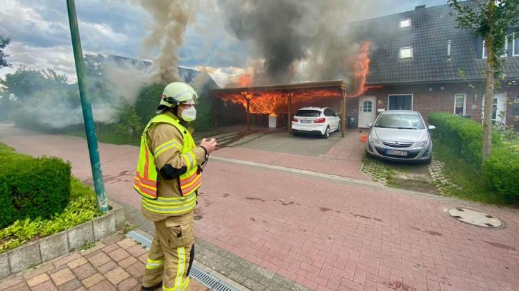Der Brand eines Carports hat in Wildeshausen auf das angrenzende Haus übergegriffen.