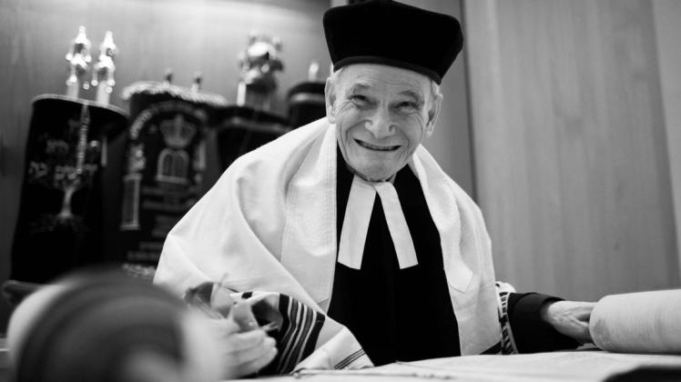 Ein Lächeln für jeden Gast: William Wolff wurde in Mecklenburg-Vorpommern zum Brückenbauer zwischen den Religionen. Versöhnung, ohne jemals das Verbrechen des Holocaust zu vergessen, das war das Anliegen, das der Rabbiner  immer wieder hervorhob.