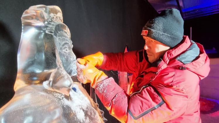 Konzentriert nimmt Eiskünstler Sergey Zaplatin Ausbesserungen an der aktuellen Eiswelt-Ausstellung vor.
