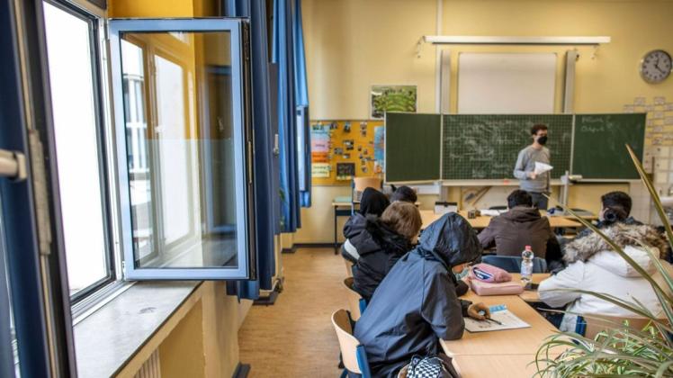 Alltag in deutschen Schulen im Herbst/Winter 2020: Die Fenster waren zum Lüften geöffnet und einige Schüler trugen Jacke und Schal.