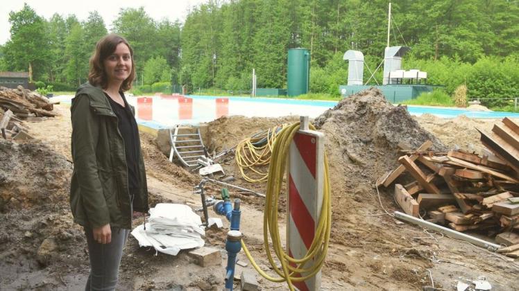 Sie sieht hinter dem Baustellenchaos bereits die neuen Freibadstrukturen: Julia Kamotzke, Bauingenieurin der Samtgemeinde Fürstenau.