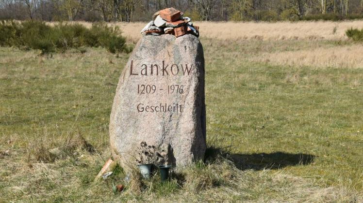 Am Gedenkstein in Lankow, der an das 1976 geschleifte Dorf erinnert, wird es am 7. August eine Gedenkveranstaltung geben. Der Gedenkstein wurde 2009 aufgestellt.