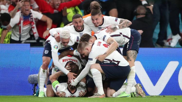 Die Engländer feiern das Siegtor im EM-Halbfinale.
