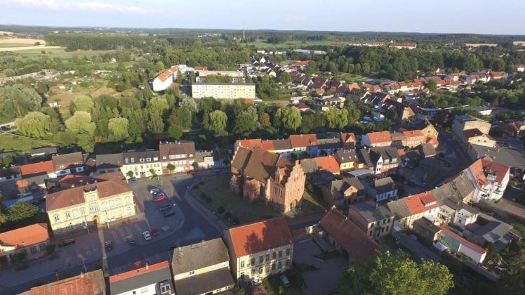 Blick auf Brüel mit Rathaus und Stadtkirche.