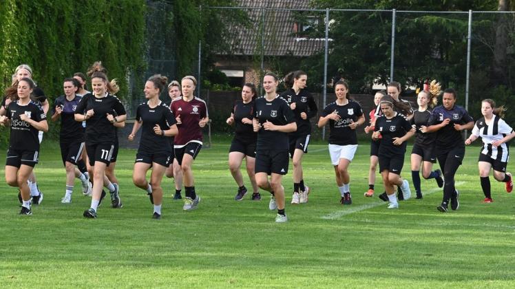 Aufgalopp: Die Frauen des Fußball-Regionalligisten TV Jahn Delmenhorst befinden sich wieder im Training.