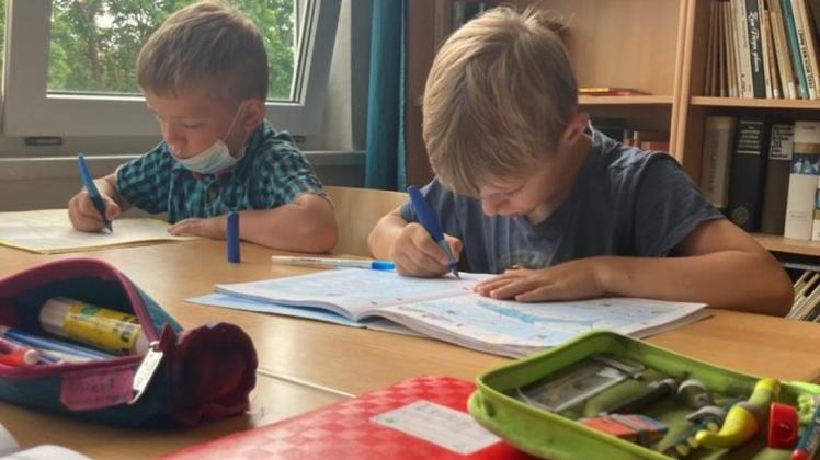Fiete und Finn haben in den ersten beiden Ferienwochen die „Sommerschule“ in Langhagen besucht.