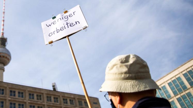 Befürworter des bedingungslosen Grundeinkommens wollen nicht alle nur "weniger Arbeiten", wie dieser Demonstrant in Berlin es fordert. Hinter dem Konzept geht es um das Ende des Lohnarbeit wie wir sie kennen.