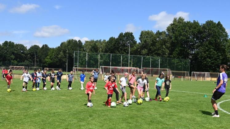 Ex-Bundesliga-Spielerin Anna Mirbach (rechts) trainierte mit 23 Kickerinnen beim Fußball-Mädchentag der JSG Delmenhorst auf der Anlage des TuS Heidkrug.