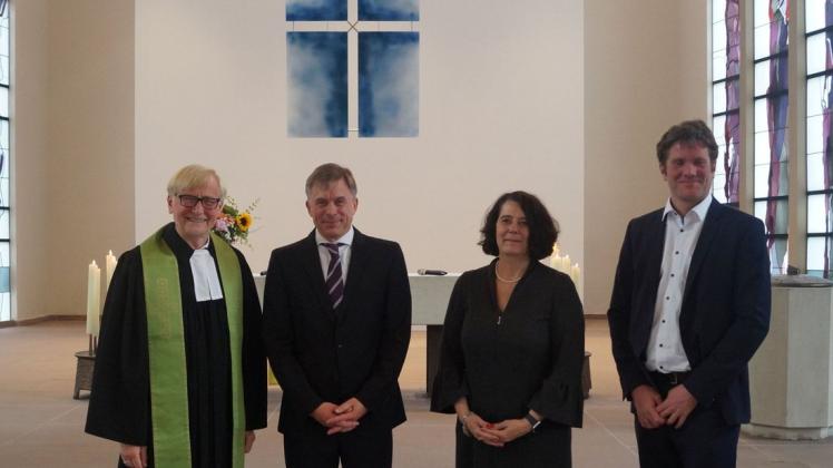 Kreispfarrer Althausen (links) hielt die Predigt bei der Amtseinführung von Markus Kaiser (2. von links), hier zusammen mit Martina Heger und Dr. David Kleinhans.