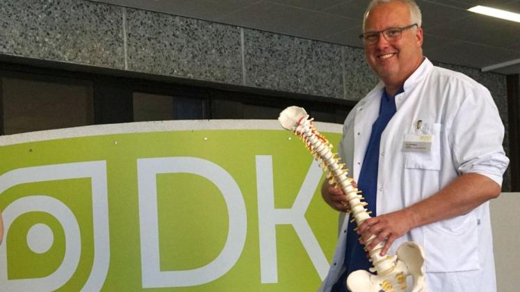 Nimmt sich Zeit für seine Patienten: Dr. Dirk Meyer, Chefarzt der Abteilung für Wirbelsäulenchirurgie und spinale Neurochirurgie am Delme Klinikum Delmenhorst.