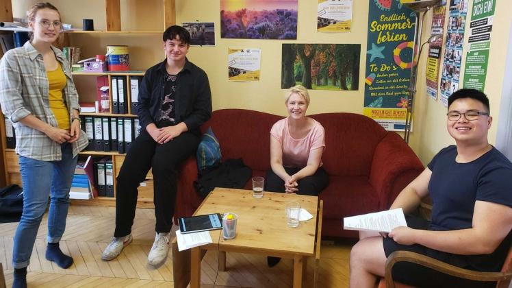 Beim Interview mit dem Kinder- und Jugendrat der Stadt beantwortete Ministerpräsidentin Manuela Schwesig (2.v.r.) die Fragen der Jugendlichen. Beim Interview mit dem Kinder- und Jugendrat der Stadt beantwortete Ministerpräsidentin Manuela Schwesig (2.v.r.) die Fragen der Jugendlichen.