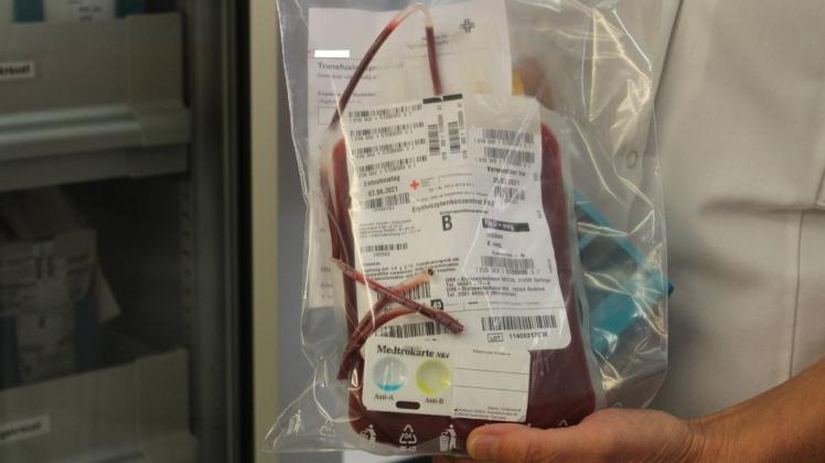 In Zeiten des Mangels ein kostbares Gut: Blutkonserven, die im Marien-Hospital in Papenburg im Labor gelagert werden.