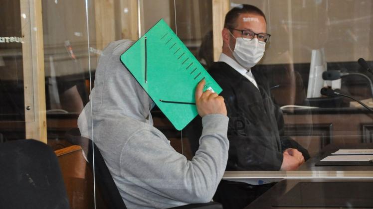 Der Angeklagte versteckte sich im Gerichtssaal teilweise hinter Kapuze und Aktenmappe.