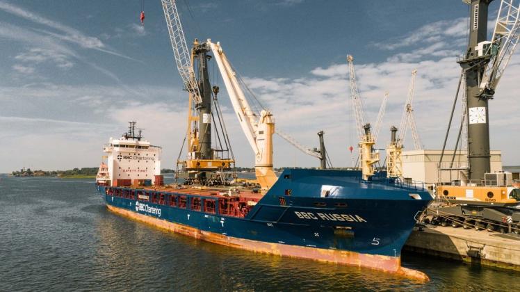 Der bordeigene Kran der „BBC-Russia“ hebt die schwere Last auf das Schiff. Der bordeigene Kran der „BBC-Russia“ hebt die schwere Last auf das Schiff.