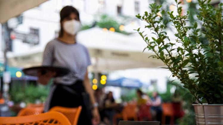 Servicekraft händeringend gesucht: Viele Rostocker Hotels und Gaststätten finden aktuell kein Personal, weil während der Lockdowns ein großer Teil der Beschäftigten die Branche verlassen hat. Servicekraft händeringend gesucht: Viele Rostocker Hotels und Gaststätten finden aktuell kein Personal, weil während der Lockdowns ein großer Teil der Beschäftigten die Branche verlassen hat.