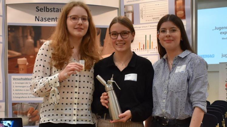 Im vergangenen Jahr nahmen Julia, Jule und Laura (von links) aus Rostock mit ihrem selbstauflösenden Nasenschaum am Wettbewerb teil.