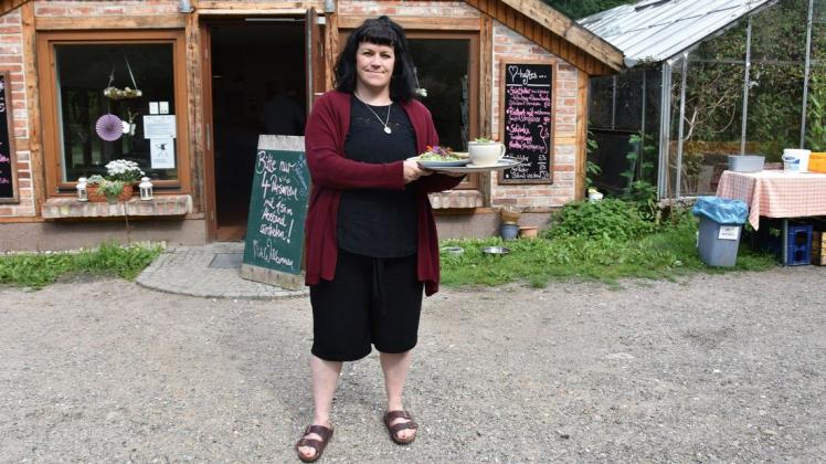 Seit zehn Jahren arbeitet Kristina Schade im Gartencafé Wiligrad. Nach der Lockdown-Zeit ist sie froh, wieder Gäste in der Schlossgärtnerei begrüßen zu können.
