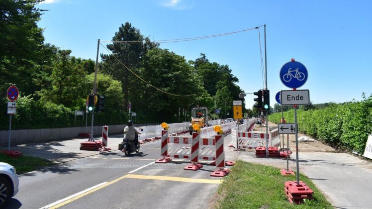 Die Arbeiten am Geh- und Radweg in der Warnemünder Parkstraße verzögern sich und sollen nun erst im September abgeschlossen werden.