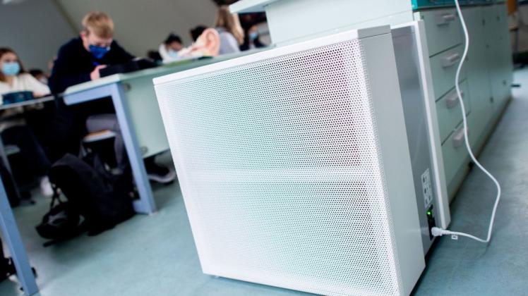 Die Wirkung mobiler Luftfilter in Klassenräumen zum Schutz gegen das Coronavirus ist nach einer Studie der Universität Stuttgart begrenzt.