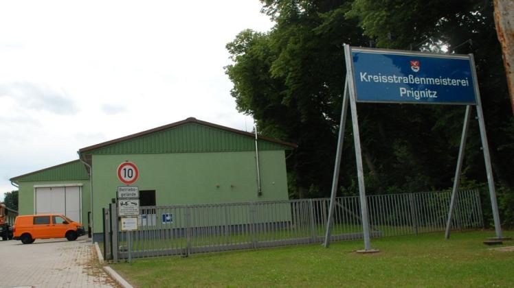 Die Kreisstraßenmeisterei Prignitz wird noch im Juli mit der Oberflächenbehandlung dreier Kreisstraßen in der Gemeinde Karstädt beginnen.