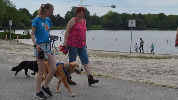 Iris Höller (rechts, mit Hund Ella) und ihre Tochter Jana Neumann (mit Hund Rocky) freuen sich, dass die Vierbeiner jetzt auch in den Sommermonaten an den Idasee mitgebracht werden können.
