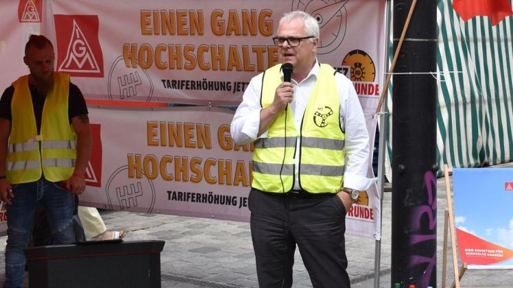 Der Verhandlungsführer der IG Metall, Friedhelm Ahrens (r.), zeigte sich unzufrieden über den bisherigen Verlauf der Tarifverhandlungen.