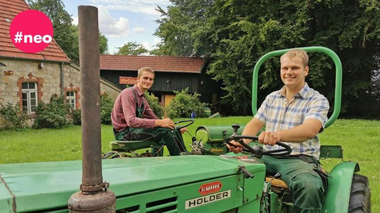 Die beiden Brüder Lars (rechts) und Jörn Lemke auf zwei Traktoren ihrer Sammlung in Hagen.