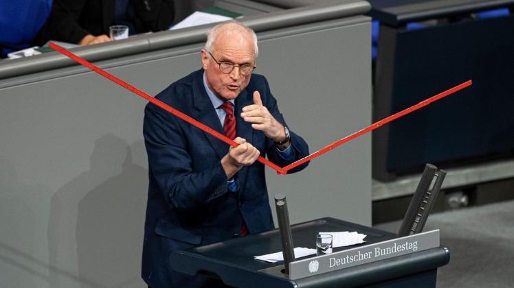 Lothar Binding (SPD) verdeutlicht während der Aktuellen Stunde zur "schwarzen Null" sein Argument zur Einkommensverteilung mit einem rotem Zollstock - seinem Markenzeichen.