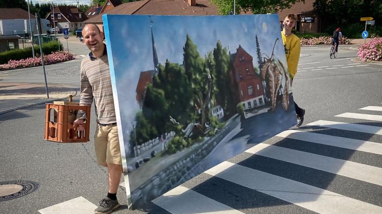 Harald Boigs (vorne) brachte mit seinem Helfer Malvin Mohdrich das Bild aus dem Atelier im Lüttenheisch zum Rathaus, um es dort zu installieren.