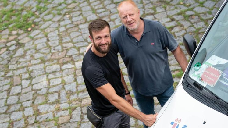 Gelungener Generationswechsel: Daniel Dethloff hat das Schweriner Traditionsunternehmen  Wasser-Gas-Heizung von Joachim Mosters übernommen.