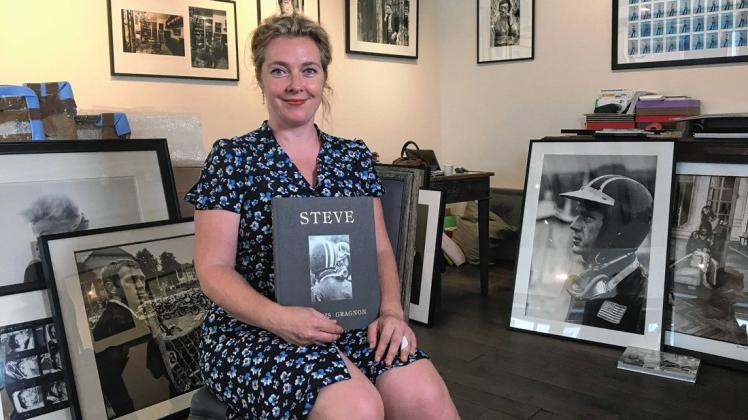 Julia Gragnon in ihrer Galerie in Paris mit ihrem McQueen-Buch und Sixdays-Fotos im Hintergrund