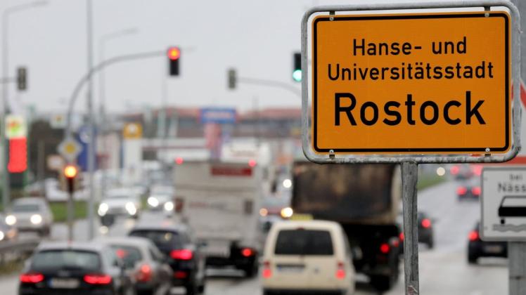 Nimmt Rostock am Modellversuch für eine stadtweite Tempo-30-Zone teil, müssen Alternativen zum Autoverkehr ausgebaut werden, meint Redakteur Stefan Menzel. Nimmt Rostock am Modellversuch für eine stadtweite Tempo-30-Zone teil, müssen Alternativen zum Autoverkehr ausgebaut werden, meint Redakteur Stefan Menzel.