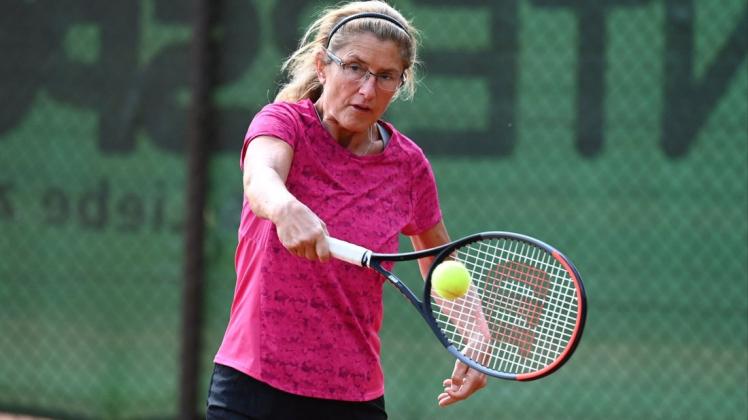 Rita Klose kämpft mit den Damen 40 den TC Blau-Weiß Delmenhorst gegen den Abstieg aus der Tennis-Verbandsliga.