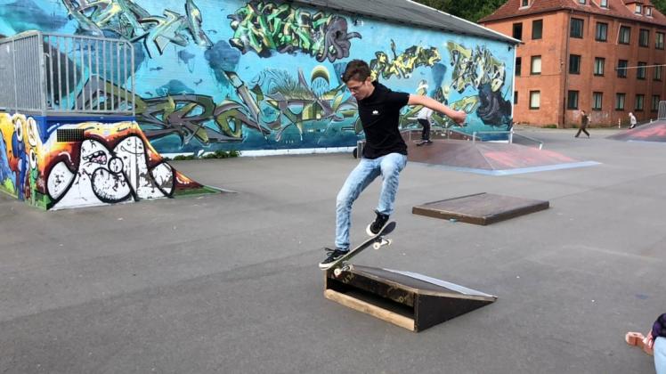 Mit sechs Jahren bekam Maxim sein erstes Skateboard geschenkt. Seitdem liebt der heute 17-Jährige diesen Sport.