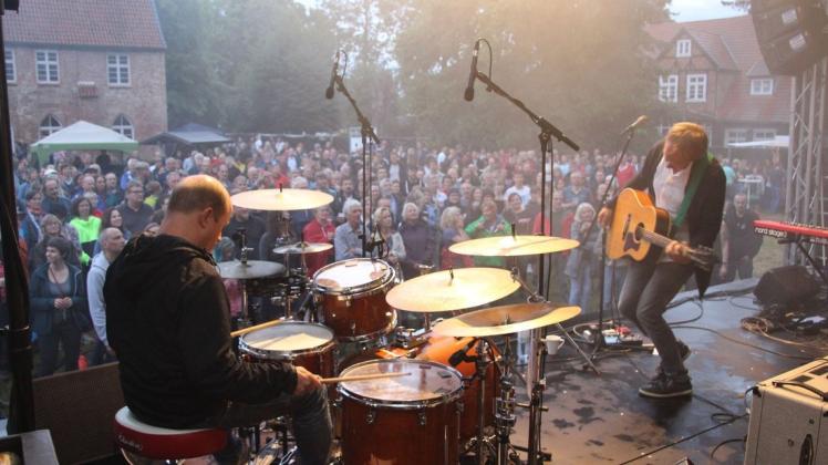 Das letzte Konzert von Keimzeit in der Region fand 2019 im Kloster Rühn statt. 2022 soll die Band endlich wieder in der Alten Badeanstalt in Bützow spielen.