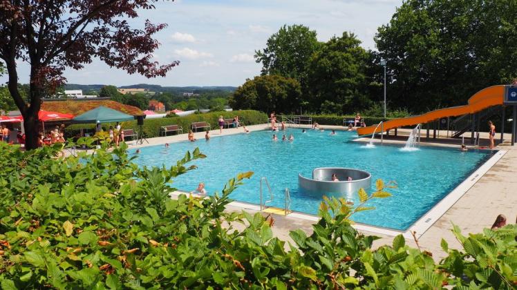 Seit rund einem Monat ist der Freibadbereich des GMHütter Panoramabads geöffnet. 240 Gäste dürfen hier in dem zur Verfügung stehenden Zwei-Stunden-Fenster schwimmen.