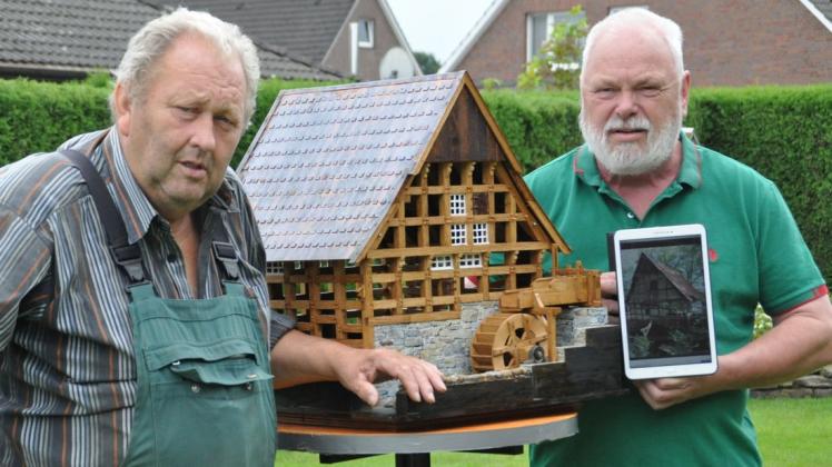Jedes Detail stimmt mit der echten Wassermühle überein. Klaus Grapentin (rechts) hat etwa 300 Stunden daran gearbeitet und verschenkt es nun an seinen Freund, Mühlenwart Jan-Aaldrik Grimme.