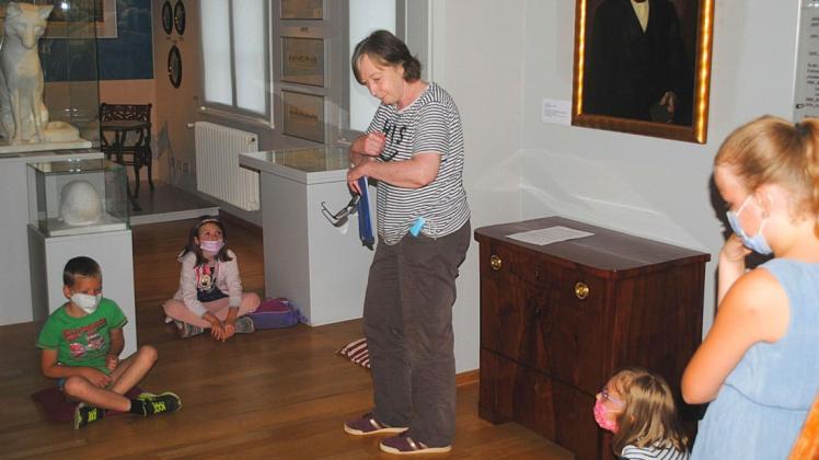 Im Brinckman-Zimmer des Stadtmuseums erzählt Iris Brüdgam Kindern vom DRK-Hort „Südlichter“ die Geschichte von „Voß und Swinegel“.