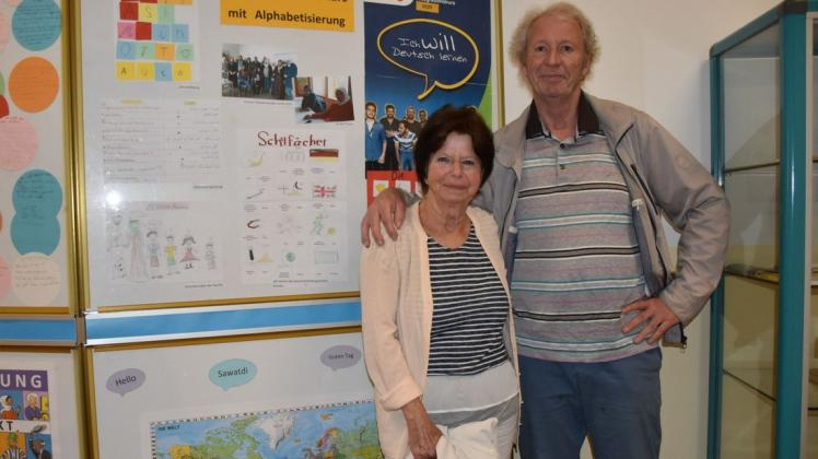 Karola und Bruno Klausmann, die seit einem Monat in Wismar wohnen, bringen Menschen aus anderen Ländern in der Kreisvolkshochschule ehrenamtlich die deutsche Sprache bei.