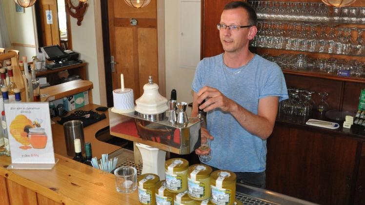 Tobias Warncke hinter seinem Tresen. Tobias Warncke hinter seinem Tresen.