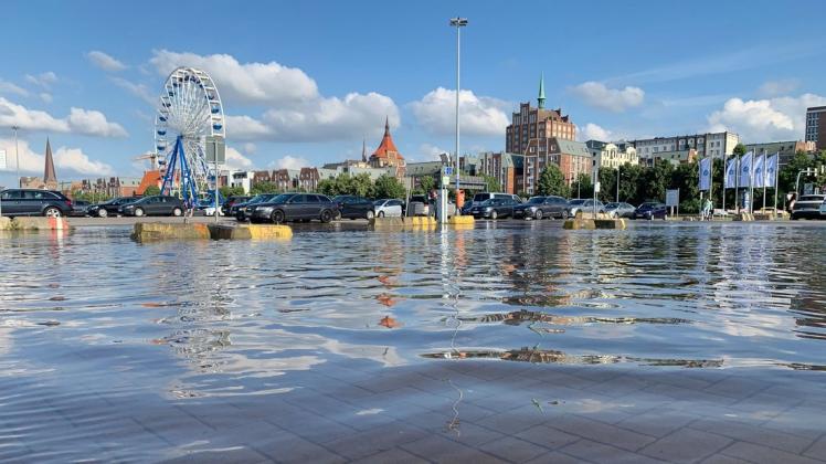 Nach einem heftigen Regenschauer in der Nacht zum Sonnabend war der Rostocker Stadthafen, an dem gerne gefeiert wird, teilweise überschwemmt.